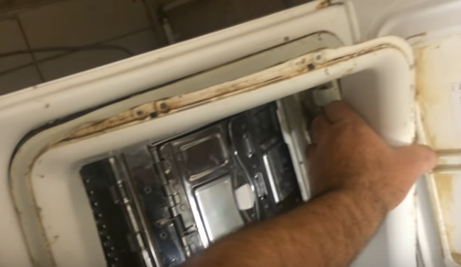 pay attention to the areas under the lid