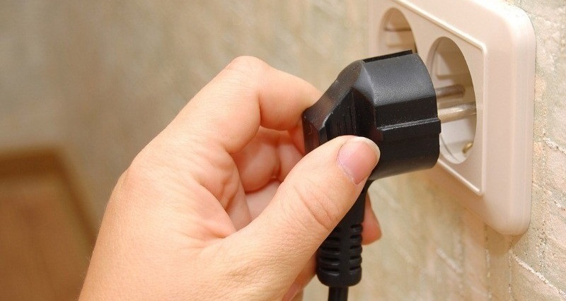 Be sure to de-energize the machine