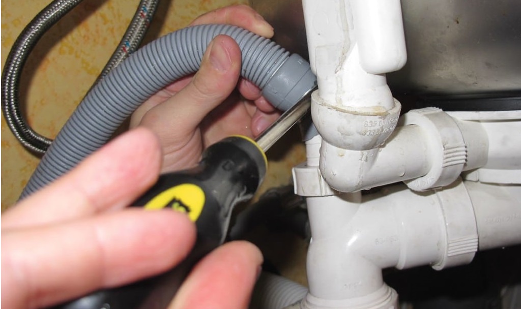 check the connection of the drain hose