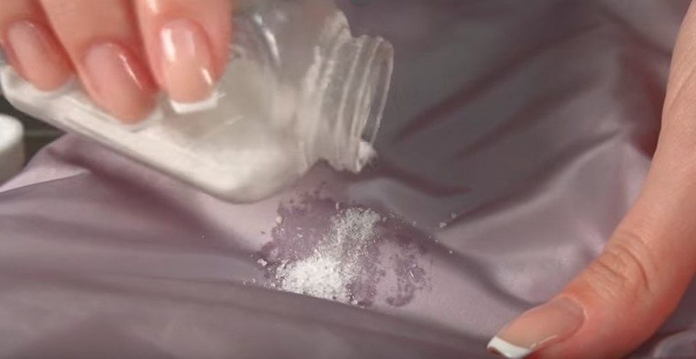 remove a greasy stain with salt