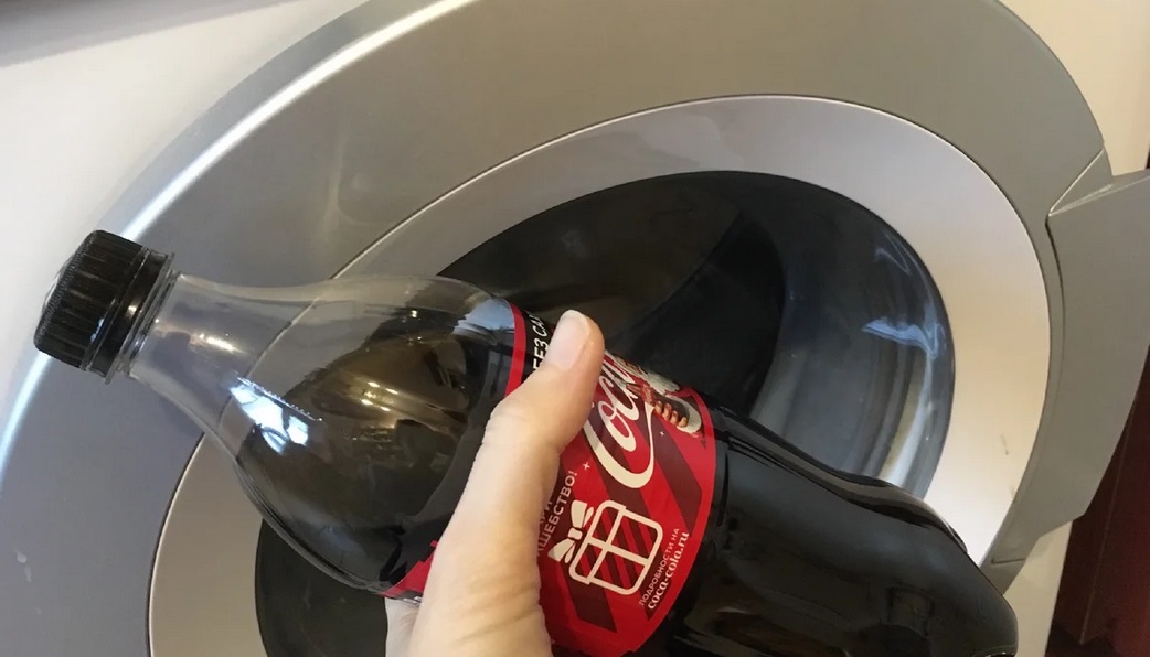 Cleaning a washing machine with Coca-Cola