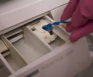 Как да почистите отделението за омекотител в пералня?