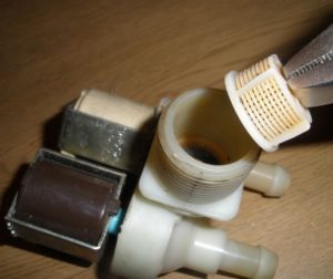 Как да почистите входния клапан на пералня?