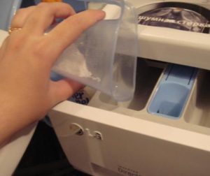 Къде да налея белина в пералнята си?