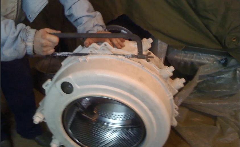 We saw the tank exactly along the seam