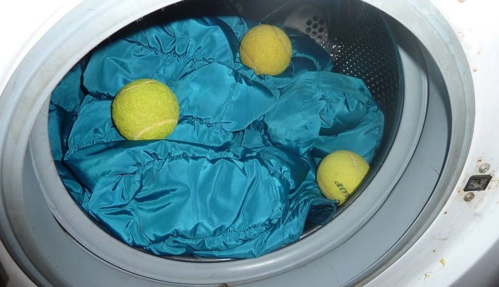 Place the down jacket in the drum of the Bosch washing machine