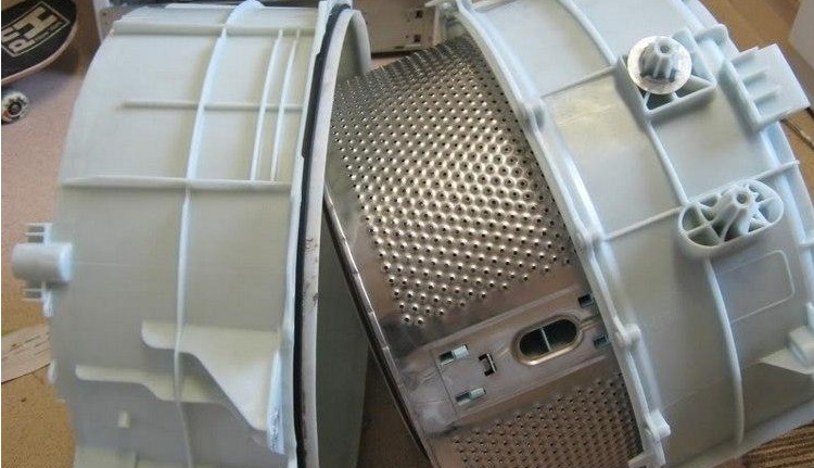 we split the tank in half by unscrewing the screws