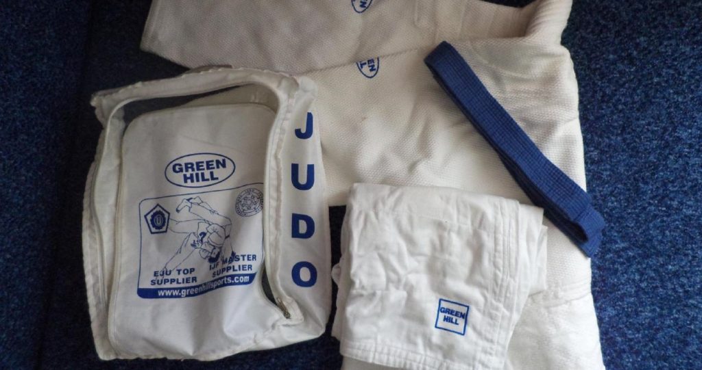 Alternate between hand washing and machine washing of kimonos