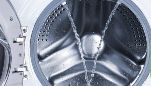 Пералнята Candy постоянно се пълни с вода.