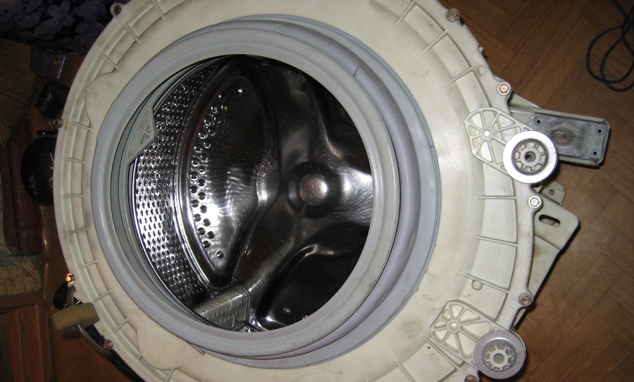 We remove the Candy tank with the drum