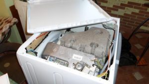 Remove the cover of the Bosch washing machine