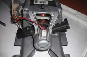 Как да сменим четките на двигателя в пералня Zanussi?