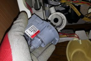 Как да сменя помпата в пералня Electrolux?