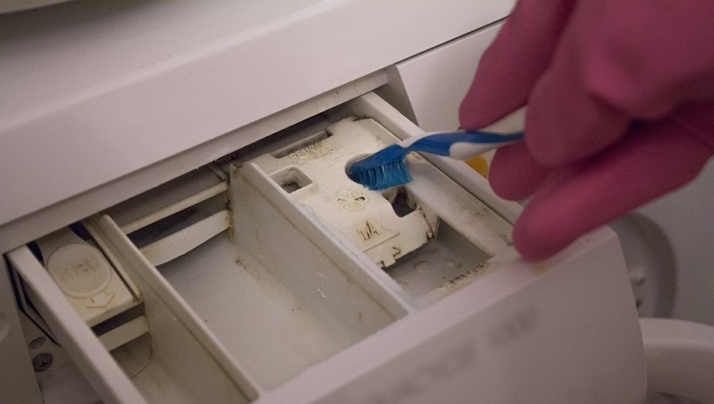 How to clean the Electrolux tray