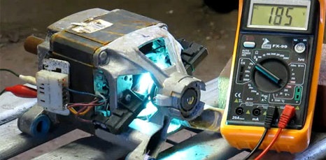 We check the tachometer sensor on the engine with a multimeter.