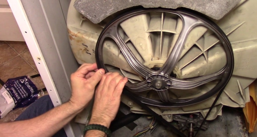 We remove the drive belt from the Zanussi pulley.