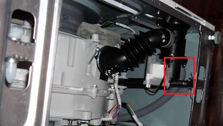 we look under the bottom of the machine's body