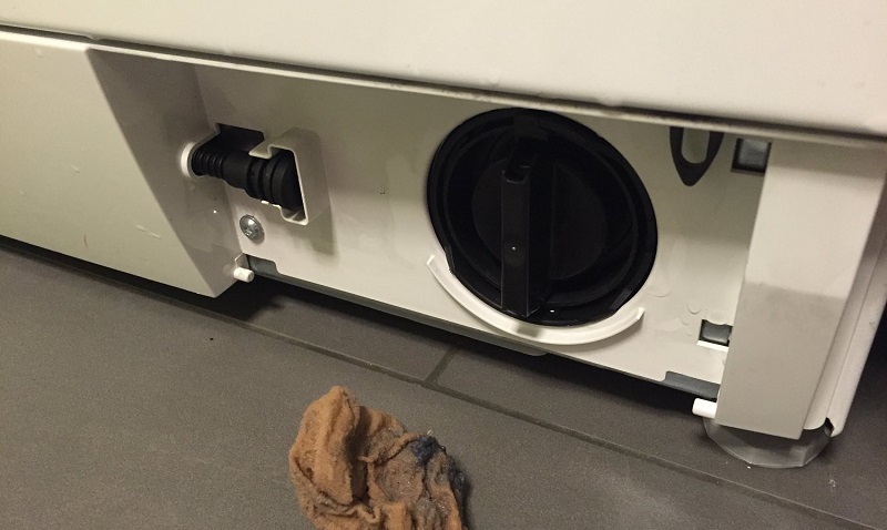 It's time to clean the filter of the Siemens washing machine.