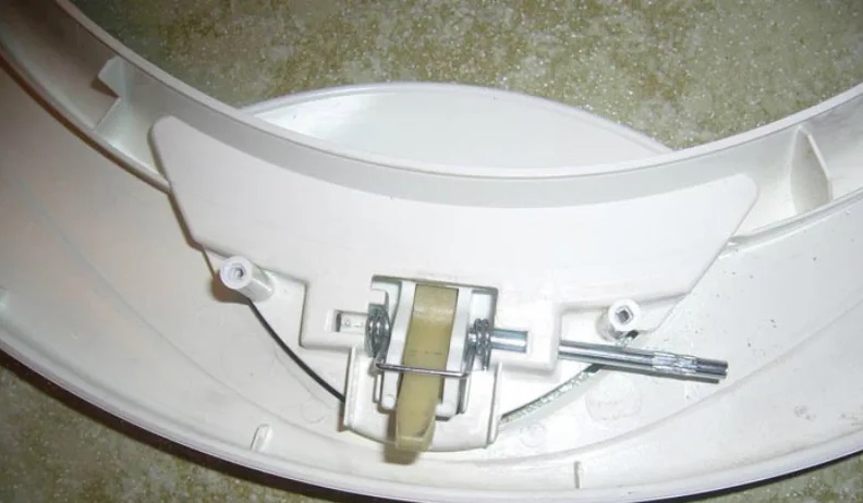 We're repairing the door of an AEG washing machine.