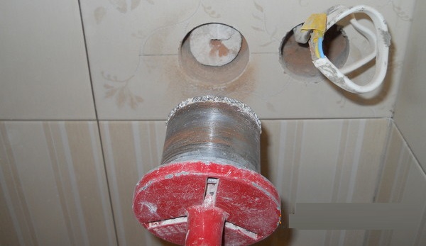 Perforem la caixa d'endolls