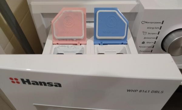 pour the powder into Hans' tray