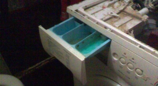 remove the Vyatka powder tray