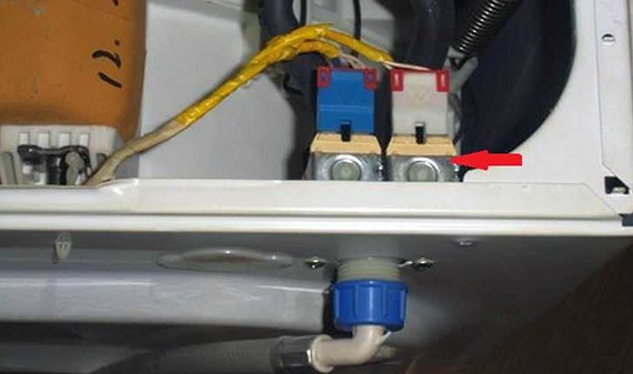 We find the inlet valve of the Indesit washing machine.