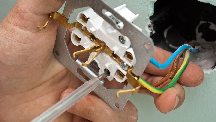 we connect the socket to the wire