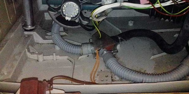 leak in the tray of a Kaiser washing machine