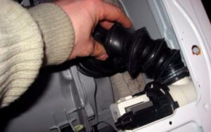 Маркучът за източване на пералнята тече.