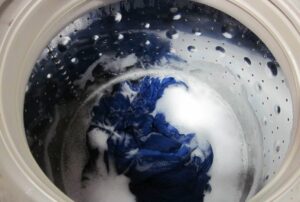Пералнята не пере, но центрофугира и изплаква.