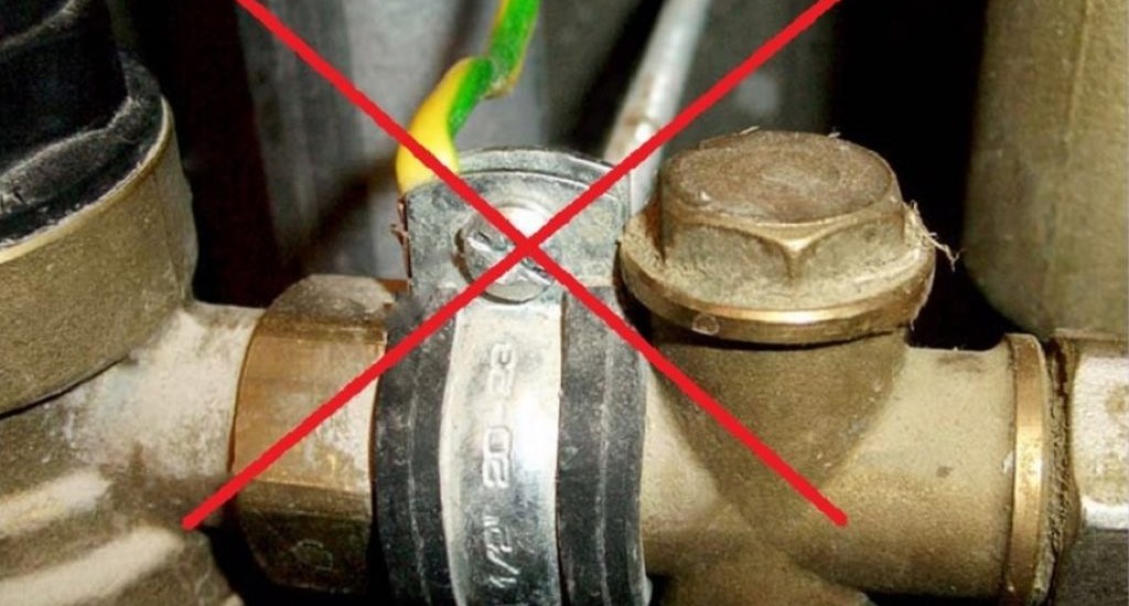 You can't ground the machine using a pipe.