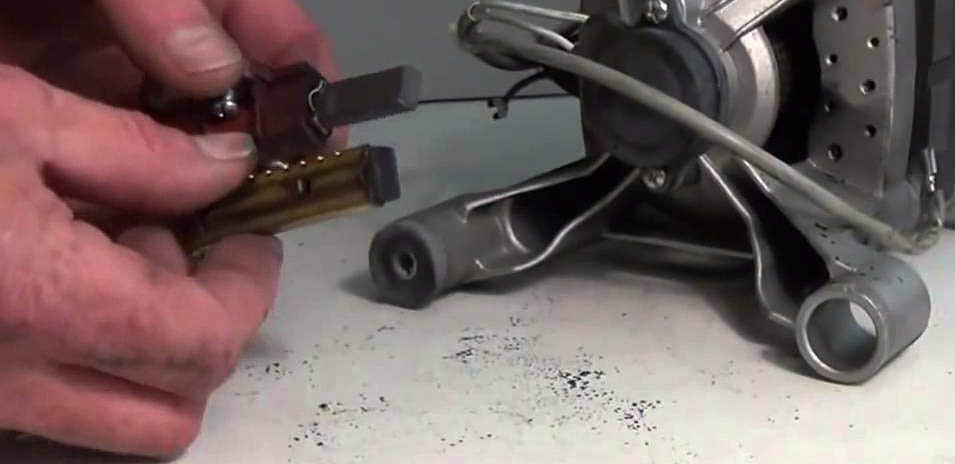 We change the brushes of the CM motor