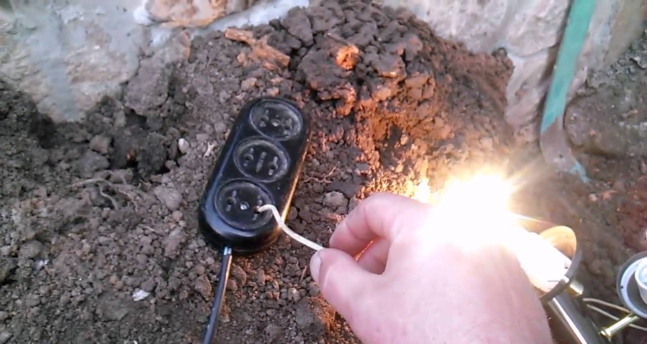 We check the grounding with a light bulb