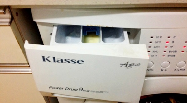 Does the machine pick up powder well?