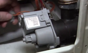 Помпата за източване в пералнята работи постоянно.