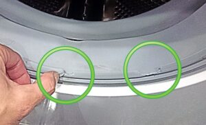 Гуменото уплътнение на пералнята тече.