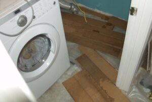 Пералнята тече при източване.