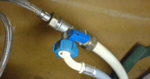 Монтиране на кран за пералня