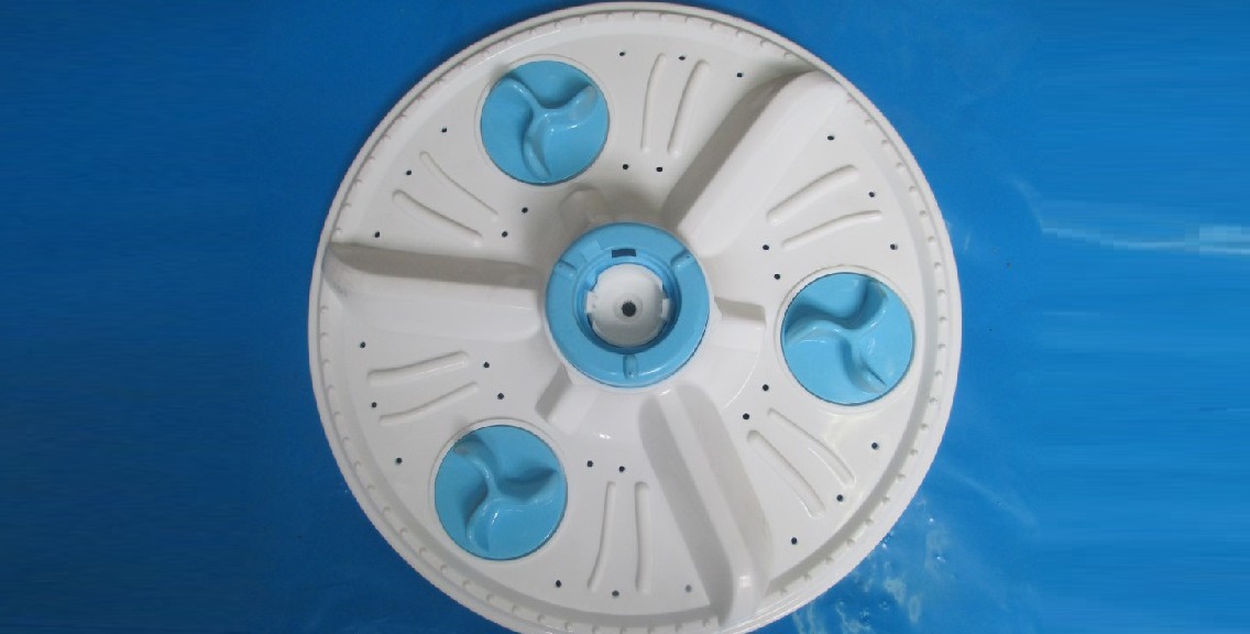 the activator shakes the laundry