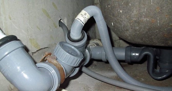 sewage from the sewer gets into the washing machine