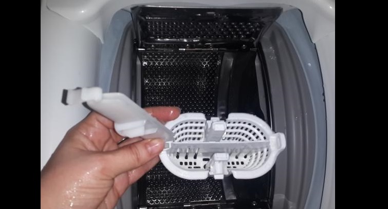 cleaning the trash filter