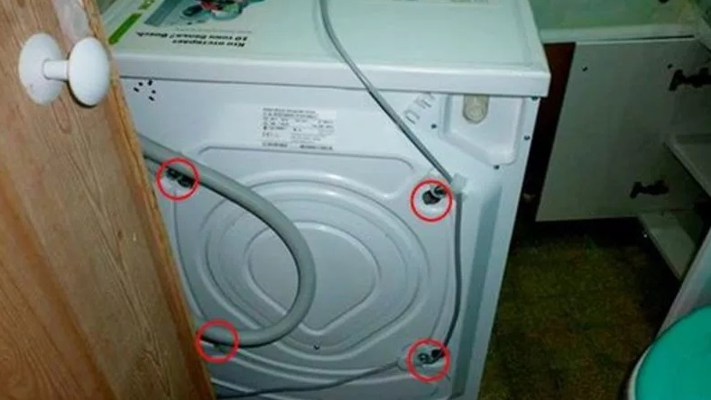 Before transporting, tighten the transport bolts.