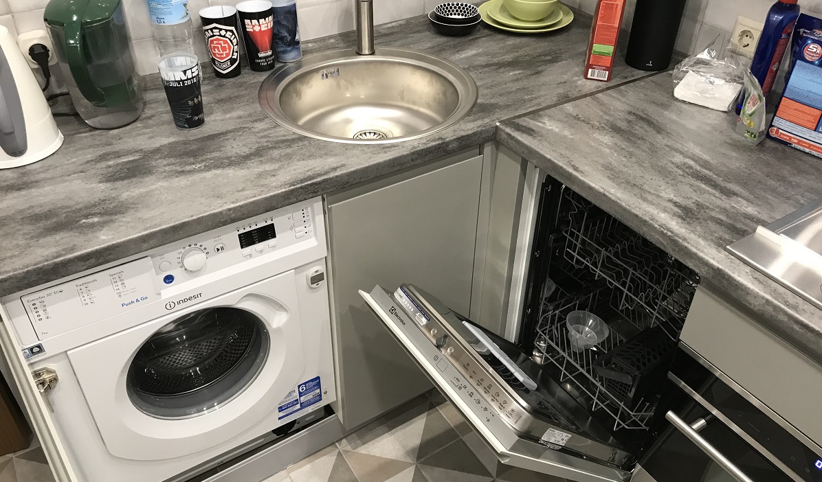 the dishwasher and washing machine fit in a small kitchen