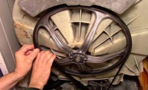 Ремъкът в пералнята се върти.