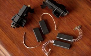 Шлайфане на четките на двигателя на пералнята