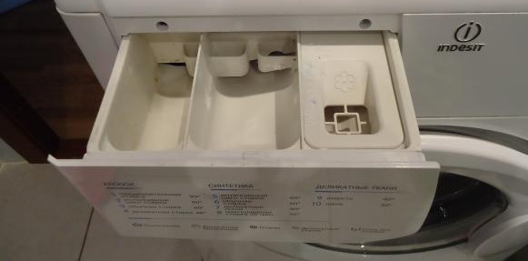 pour water into the powder tray