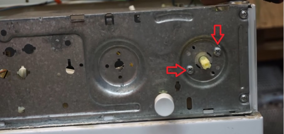 we unscrew the screws of the control unit