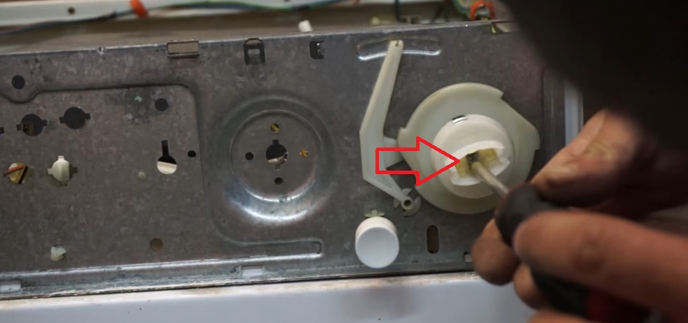 We unscrew the screw inside the switch