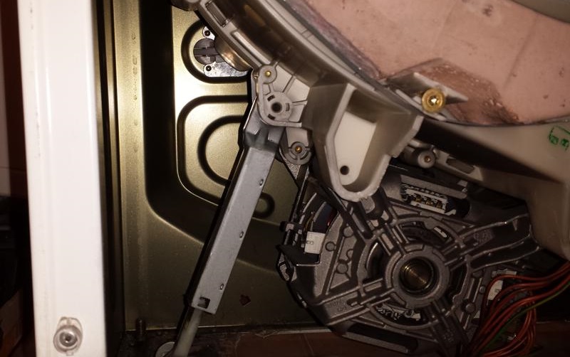 Checking the shock absorbers and dampers on a washing machine